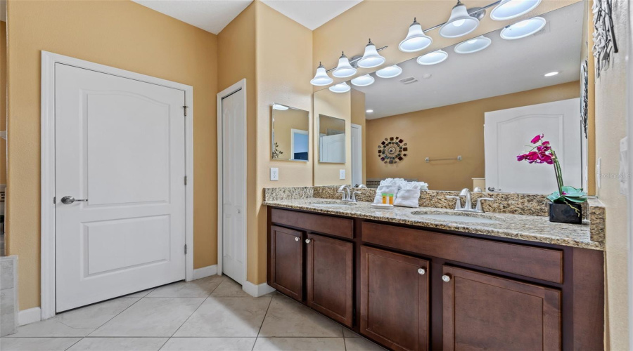 DAVENPORT, Florida 33896, 8 Bedrooms Bedrooms, ,5 BathroomsBathrooms,Residential,For Sale,MOON VALLEY,0,MFRS5150724