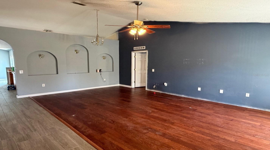 Living room/dining area