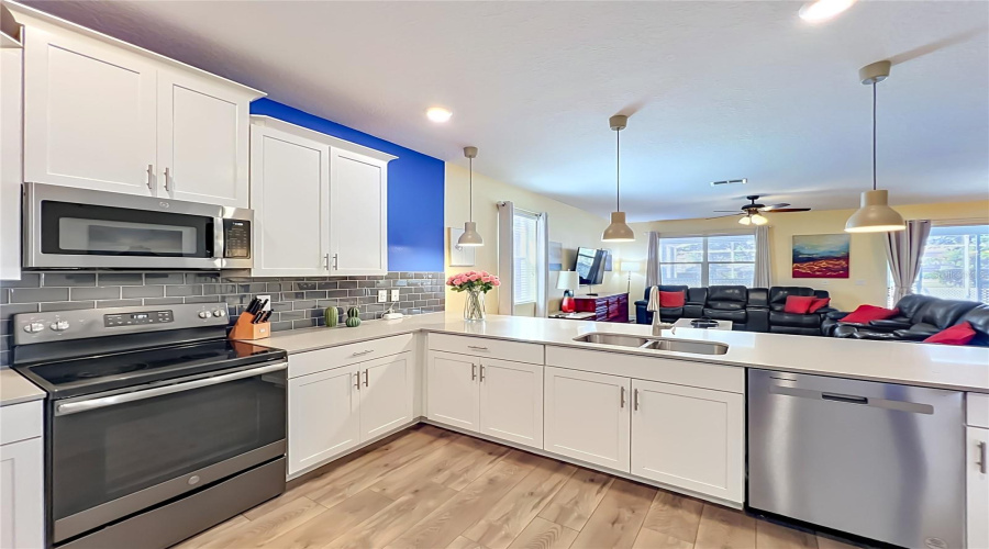 Davenport, Florida 33896, 8 Bedroom Bedrooms, ,5 Bathroombathrooms,Residential,For Sale,Maidstone,0,Mfro6410575