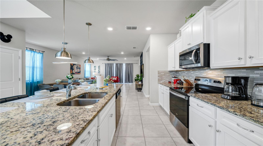 DAVENPORT, Florida 33897, 6 Bedrooms Bedrooms, ,4 BathroomsBathrooms,Residential,For Sale,LANA,0,MFRO6411602