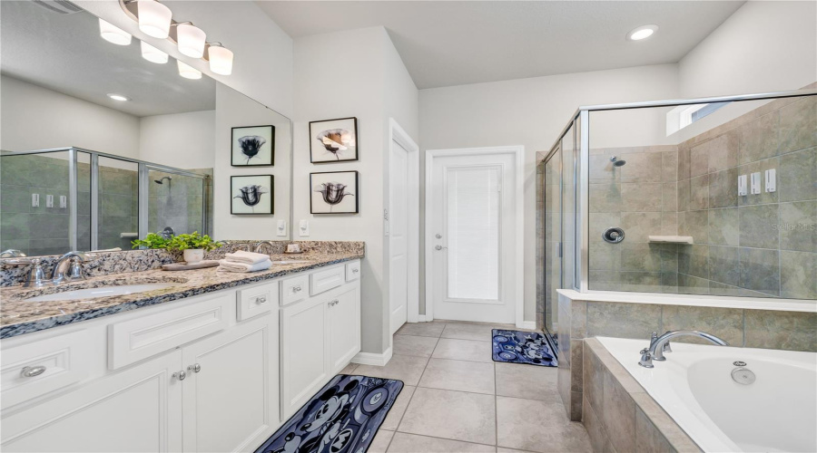 DAVENPORT, Florida 33897, 6 Bedrooms Bedrooms, ,4 BathroomsBathrooms,Residential,For Sale,LANA,0,MFRO6411602