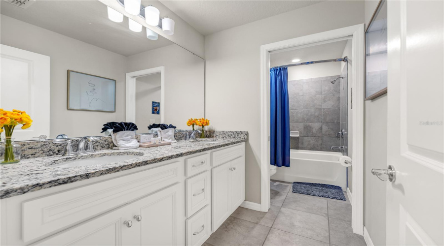 DAVENPORT, Florida 33897, 6 Bedrooms Bedrooms, ,4 BathroomsBathrooms,Residential,For Sale,LANA,0,MFRO6411602
