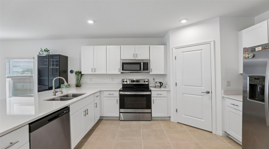 DAVENPORT, Florida 33897, 4 Bedrooms Bedrooms, ,2 BathroomsBathrooms,Residential,For Sale,COSTA BLANCA,0,MFRO6410948