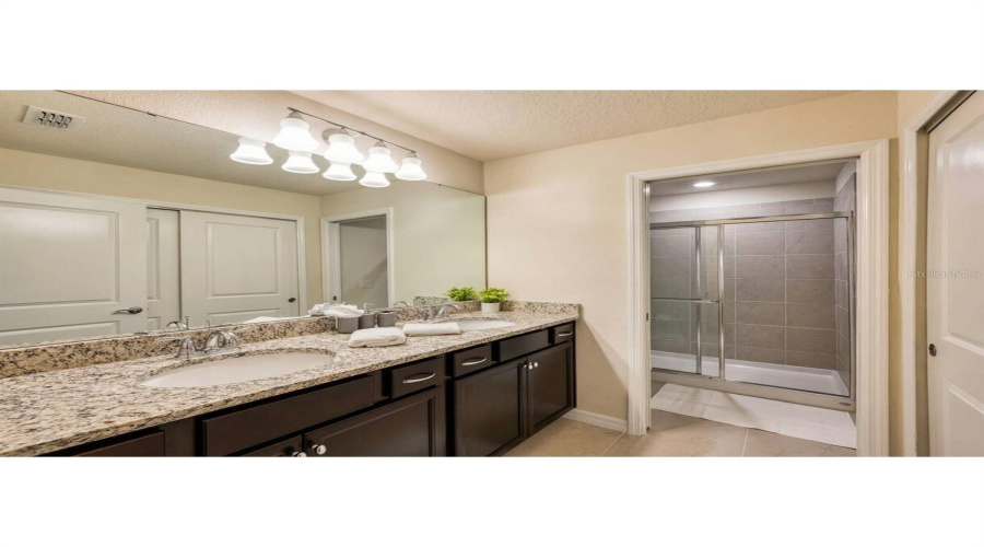 DAVENPORT, Florida 33897, 5 Bedrooms Bedrooms, ,4 BathroomsBathrooms,Residential,For Sale,PARADISE,0,MFRO6410922