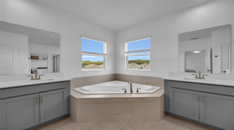 DAVENPORT, Florida 33837, 5 Bedrooms Bedrooms, ,3 BathroomsBathrooms,Residential,For Sale,HILLINGDAM,0,MFRS5149945