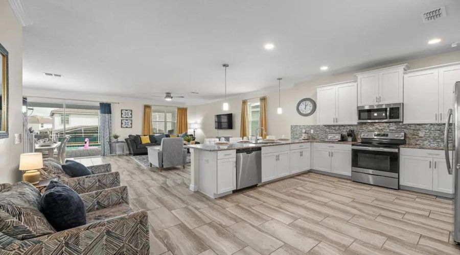DAVENPORT, Florida 33896, 9 Bedrooms Bedrooms, ,5 BathroomsBathrooms,Residential,For Sale,MULLIGAN,0,MFRS5135037
