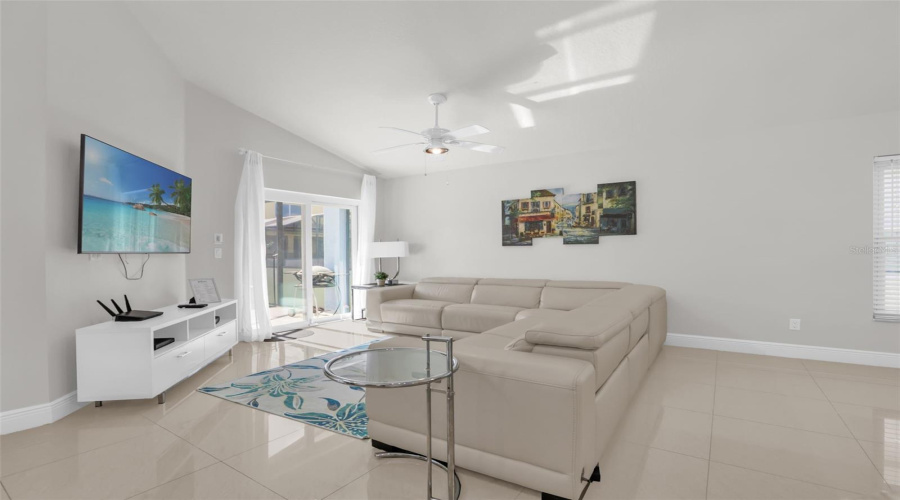 KISSIMMEE, Florida 34746, 4 Bedrooms Bedrooms, ,3 BathroomsBathrooms,Residential,For Sale,BAREFOOT BEACH,0,MFRO6412507