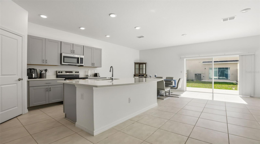DAVENPORT, Florida 33837, 3 Bedrooms Bedrooms, ,2 BathroomsBathrooms,Residential,For Sale,CANARY,0,MFRO6412486