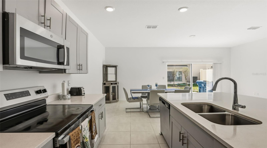 DAVENPORT, Florida 33837, 3 Bedrooms Bedrooms, ,2 BathroomsBathrooms,Residential,For Sale,CANARY,0,MFRO6412486