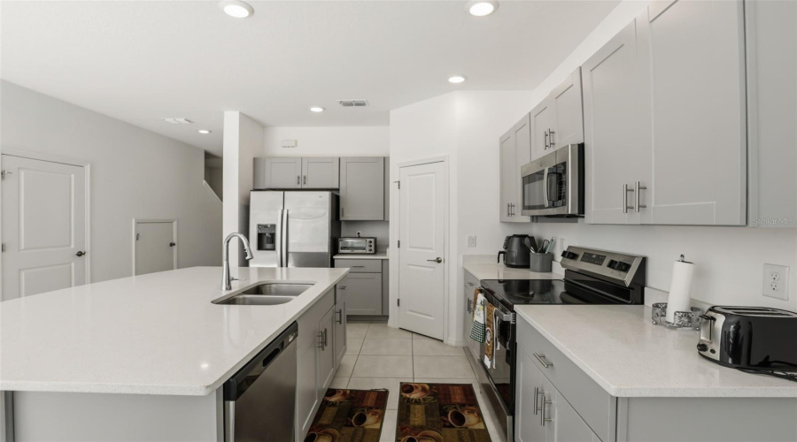 DAVENPORT, Florida 33837, 3 Bedrooms Bedrooms, ,2 BathroomsBathrooms,Residential,For Sale,CANARY,0,MFRO6412486