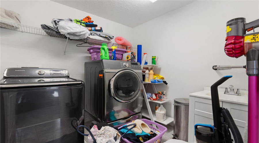 DAVENPORT, Florida 33837, 5 Bedrooms Bedrooms, ,3 BathroomsBathrooms,Residential,For Sale,GRANADA,0,MFRG5113198