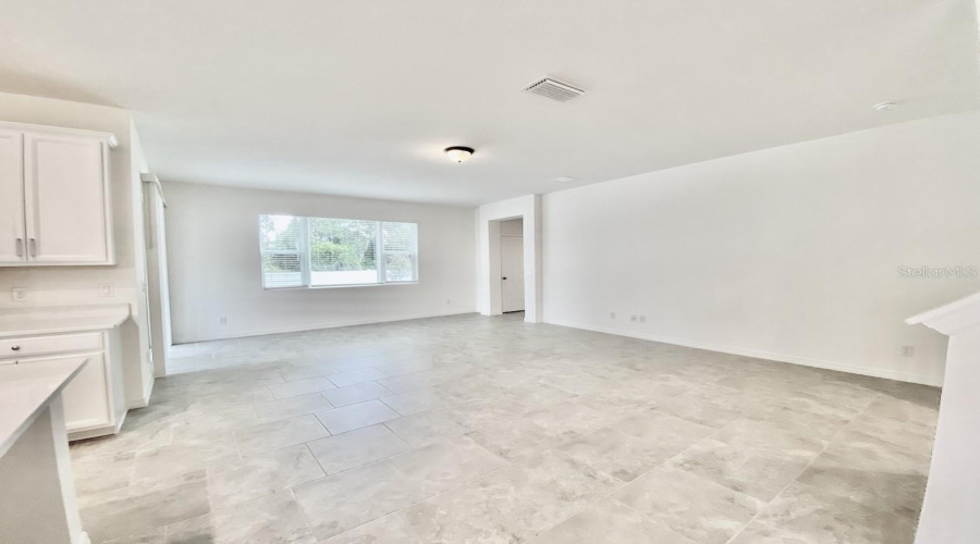 DAVENPORT, Florida 33837, 5 Bedrooms Bedrooms, ,3 BathroomsBathrooms,Residential,For Sale,AVENAL,0,MFRO6413408