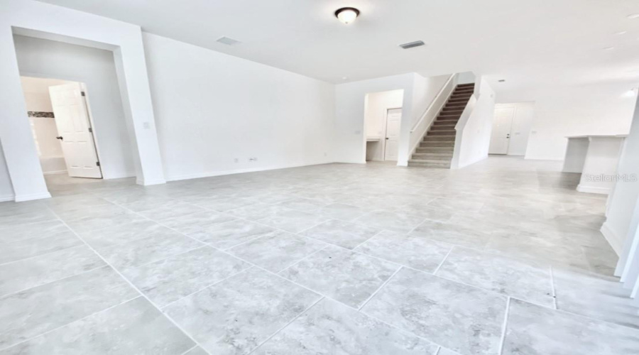 DAVENPORT, Florida 33837, 5 Bedrooms Bedrooms, ,3 BathroomsBathrooms,Residential,For Sale,AVENAL,0,MFRO6413408