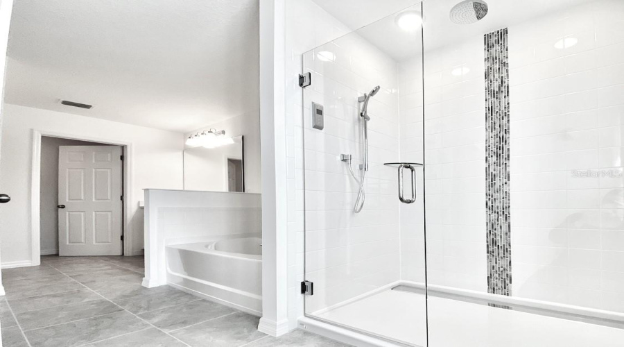 DAVENPORT, Florida 33837, 5 Bedrooms Bedrooms, ,3 BathroomsBathrooms,Residential,For Sale,AVENAL,0,MFRO6413408