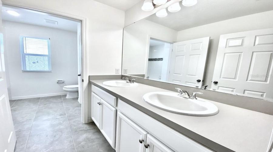 DAVENPORT, Florida 33837, 5 Bedrooms Bedrooms, ,3 BathroomsBathrooms,Residential,For Sale,AVENAL,0,MFRO6413408