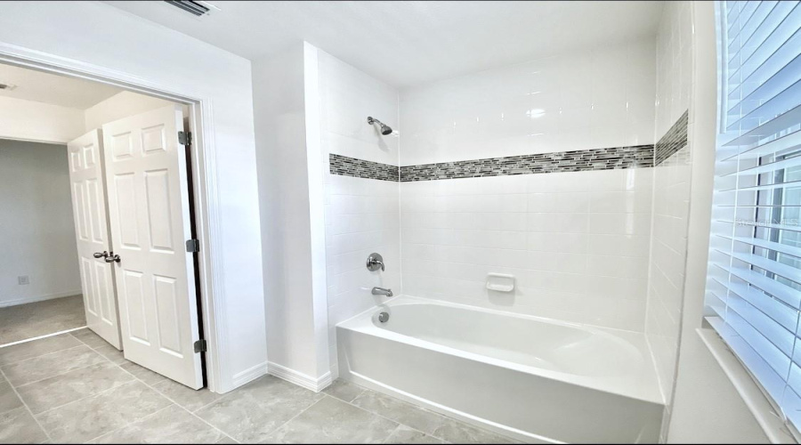 DAVENPORT, Florida 33837, 5 Bedrooms Bedrooms, ,3 BathroomsBathrooms,Residential,For Sale,AVENAL,0,MFRO6413408
