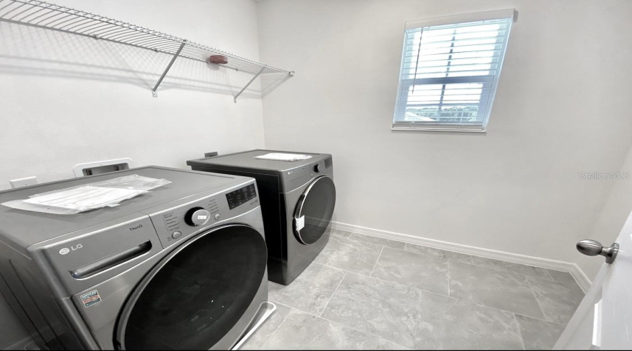 DAVENPORT, Florida 33837, 5 Bedrooms Bedrooms, ,3 BathroomsBathrooms,Residential,For Sale,AVENAL,0,MFRO6413408