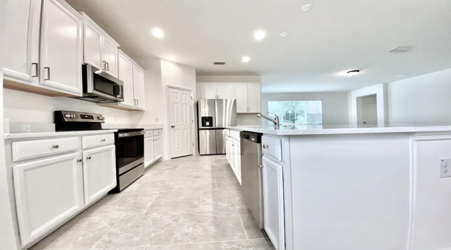 DAVENPORT, Florida 33837, 5 Bedrooms Bedrooms, ,3 BathroomsBathrooms,Residential,For Sale,AVENAL,0,MFRO6413408