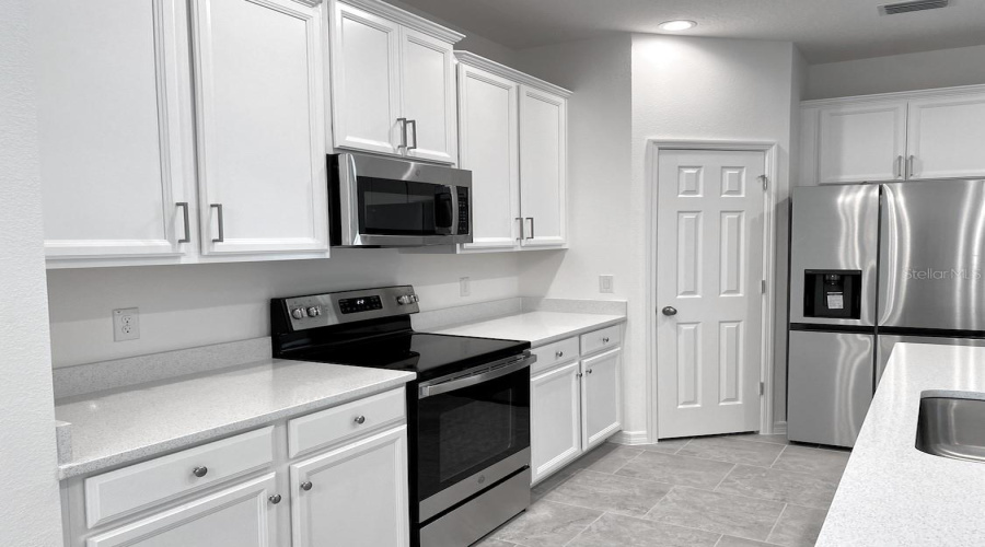 DAVENPORT, Florida 33837, 5 Bedrooms Bedrooms, ,3 BathroomsBathrooms,Residential,For Sale,AVENAL,0,MFRO6413408