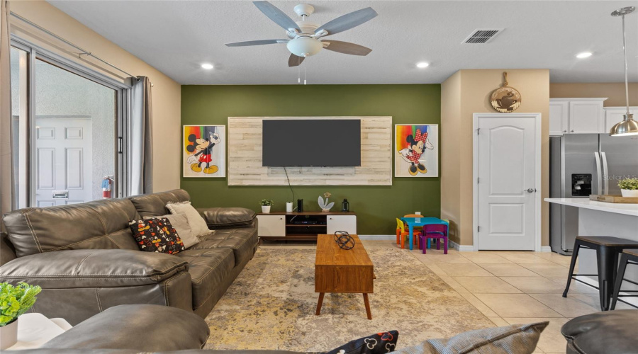 DAVENPORT, Florida 33837, 5 Bedrooms Bedrooms, ,4 BathroomsBathrooms,Residential,For Sale,OAKMOSS LOOP,0,MFRO6357256