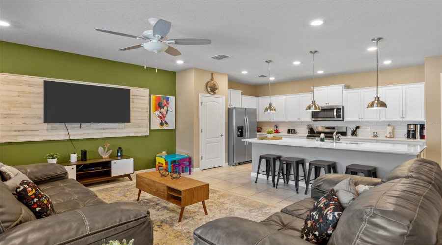 DAVENPORT, Florida 33837, 5 Bedrooms Bedrooms, ,4 BathroomsBathrooms,Residential,For Sale,OAKMOSS LOOP,0,MFRO6357256