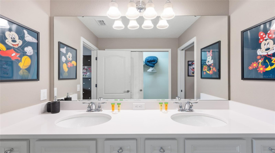 DAVENPORT, Florida 33837, 5 Bedrooms Bedrooms, ,4 BathroomsBathrooms,Residential,For Sale,OAKMOSS LOOP,0,MFRO6357256