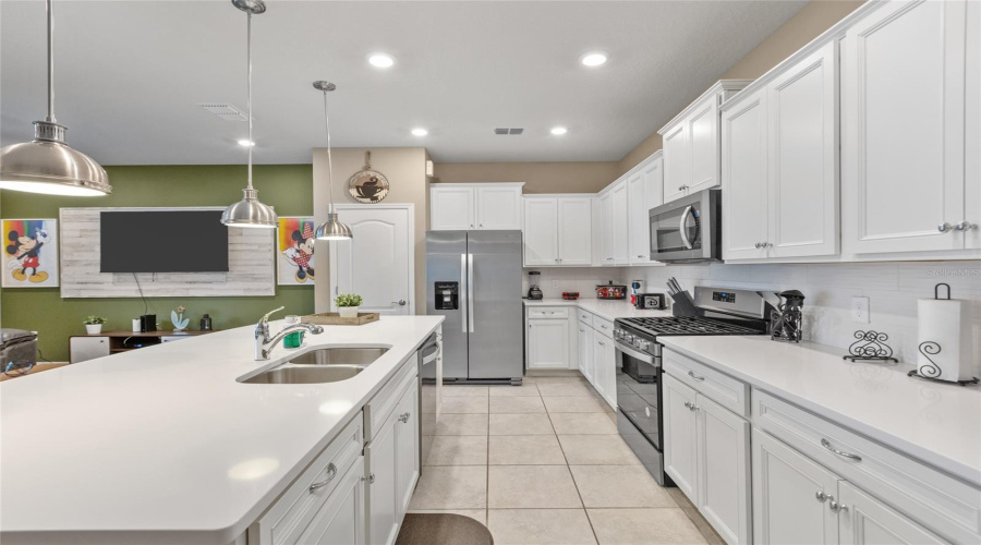 DAVENPORT, Florida 33837, 5 Bedrooms Bedrooms, ,4 BathroomsBathrooms,Residential,For Sale,OAKMOSS LOOP,0,MFRO6357256