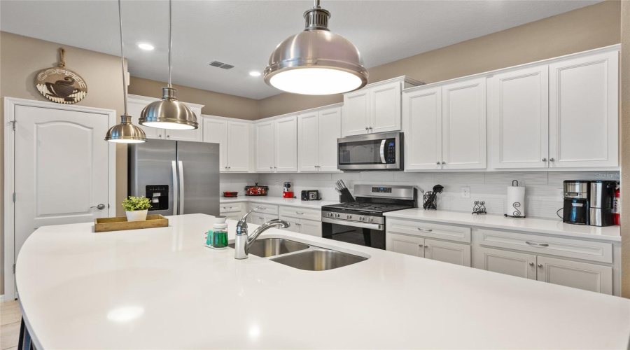 DAVENPORT, Florida 33837, 5 Bedrooms Bedrooms, ,4 BathroomsBathrooms,Residential,For Sale,OAKMOSS LOOP,0,MFRO6357256