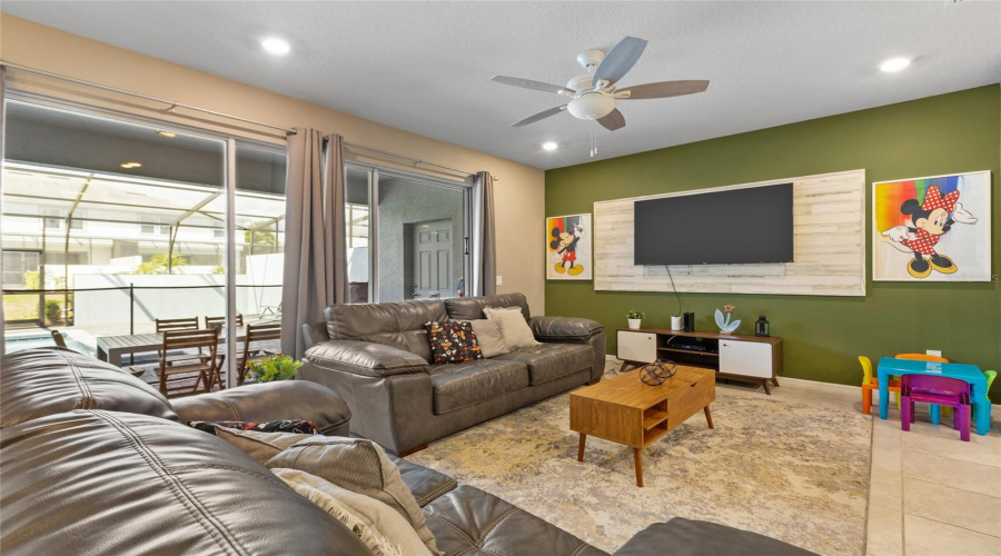 DAVENPORT, Florida 33837, 5 Bedrooms Bedrooms, ,4 BathroomsBathrooms,Residential,For Sale,OAKMOSS LOOP,0,MFRO6357256