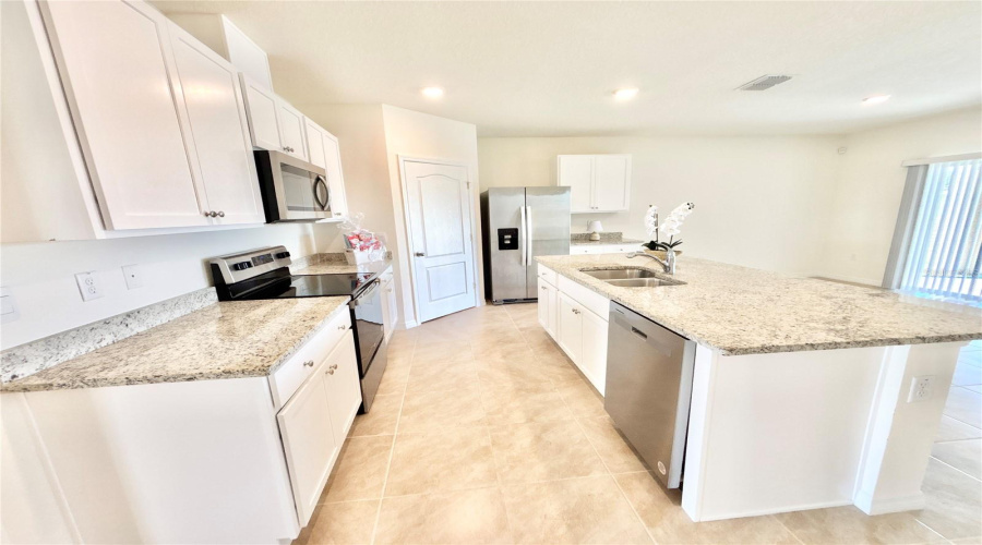 DAVENPORT, Florida 33837, 4 Bedrooms Bedrooms, ,2 BathroomsBathrooms,Residential,For Sale,GENTLE RAIN,0,MFRO6358411