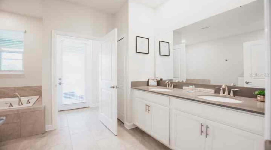 DAVENPORT, Florida 33896, 9 Bedrooms Bedrooms, ,5 BathroomsBathrooms,Residential,For Sale,SOMMERSET HILLS,0,MFRS5130617