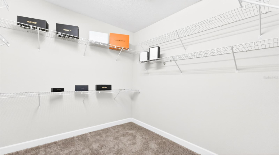 Walk in Walk in Closet - His and Hers