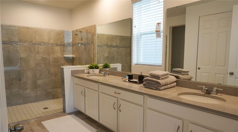 KISSIMMEE, Florida 34747, 6 Bedrooms Bedrooms, ,4 BathroomsBathrooms,Residential,For Sale,CAROLINE BAY,0,MFRO6410893
