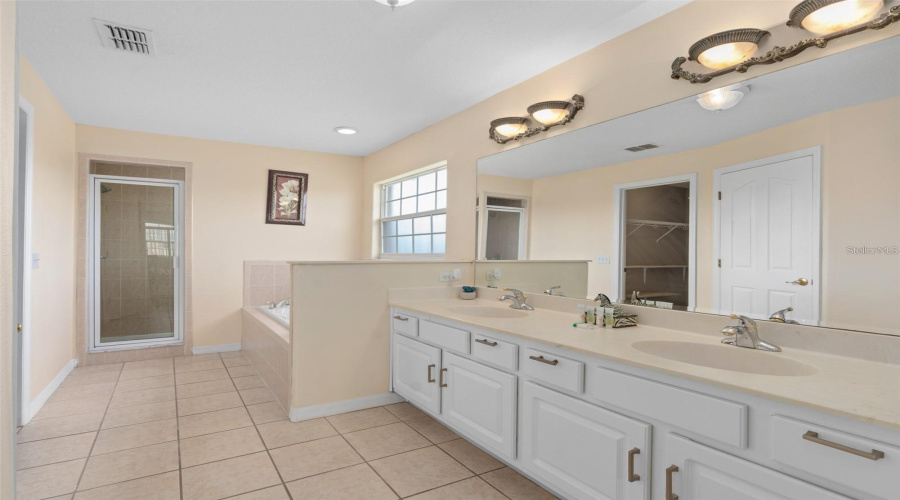 DAVENPORT, Florida 33897, 5 Bedrooms Bedrooms, ,7 BathroomsBathrooms,Residential,For Sale,VISTA,0,MFRO6414280
