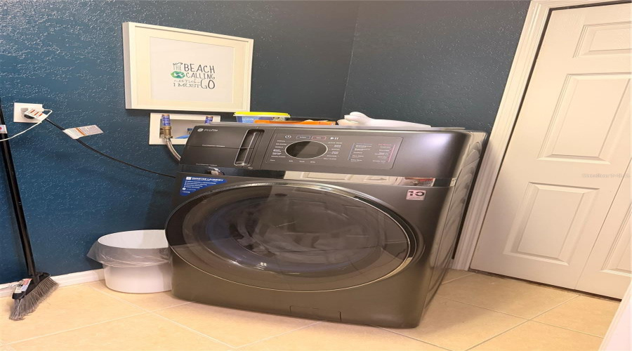 lAUNDRY ROOM/CLOSET