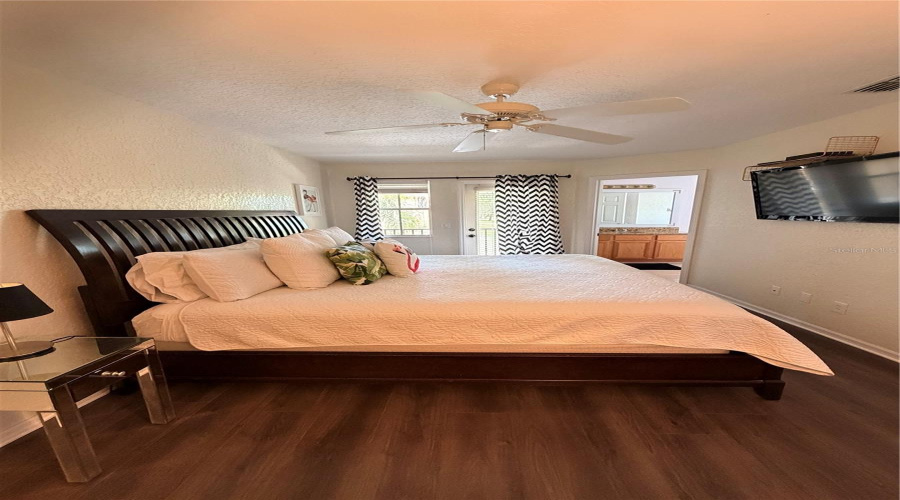 MASTER BEDROOM 1 fLAMINGO THEMED