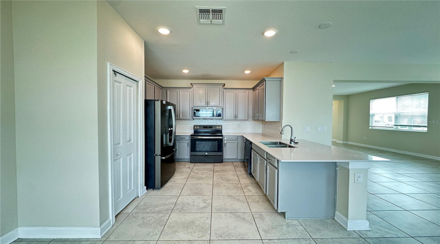 KISSIMMEE, Florida 34746, 4 Bedrooms Bedrooms, ,3 BathroomsBathrooms,Residential,For Sale,TITLE,0,MFRO6415126