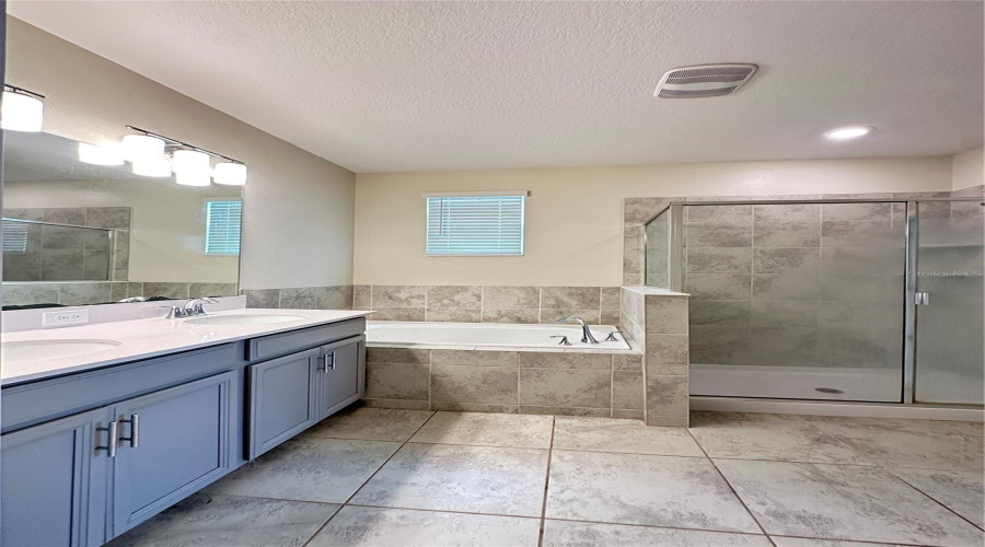 KISSIMMEE, Florida 34746, 4 Bedrooms Bedrooms, ,3 BathroomsBathrooms,Residential,For Sale,TITLE,0,MFRO6415126