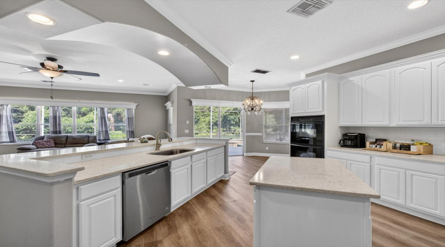KITCHEN/ISLAND