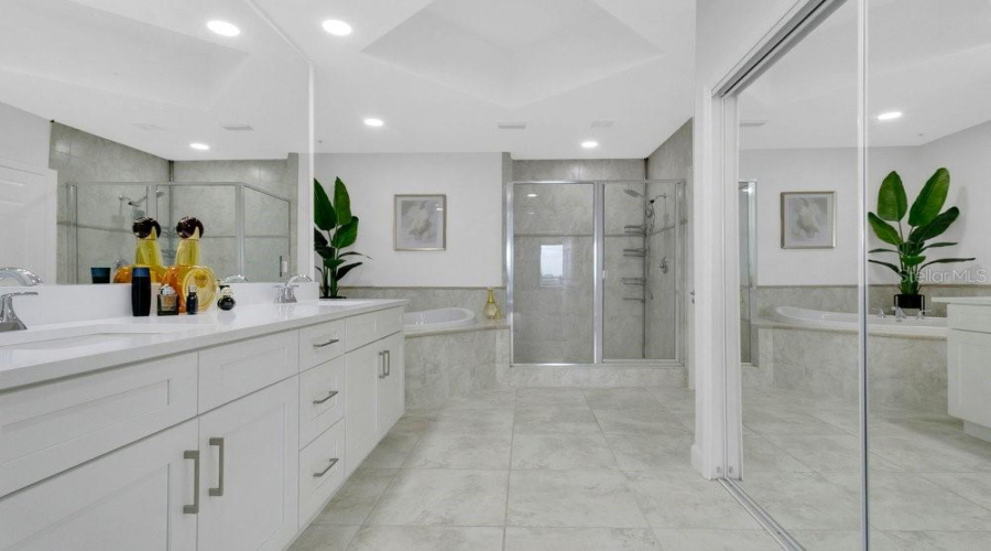 ORLANDO, Florida 32836, 2 Bedrooms Bedrooms, ,2 BathroomsBathrooms,Residential,For Sale,THE ESPLANADE,0,MFRO6415557