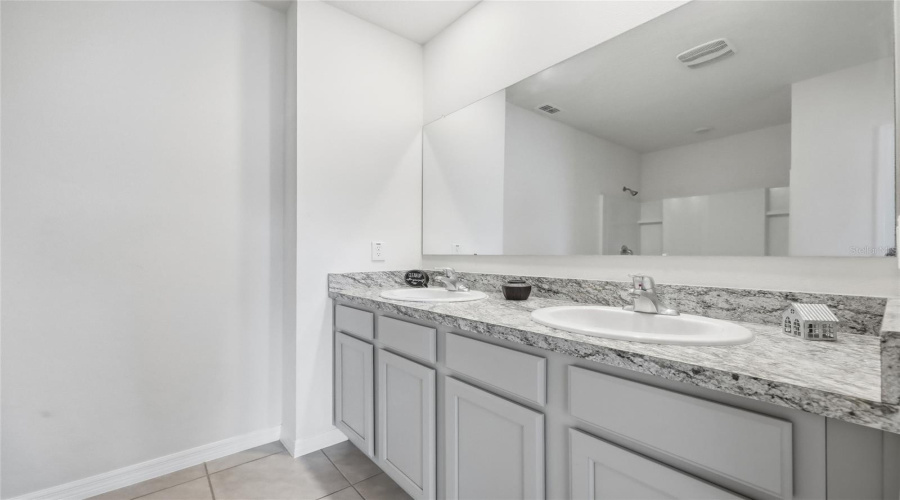 DAVENPORT, Florida 33837, 5 Bedrooms Bedrooms, ,3 BathroomsBathrooms,Residential,For Sale,CHINOY,0,MFRO6375553