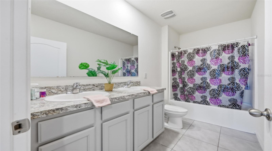 DAVENPORT, Florida 33837, 5 Bedrooms Bedrooms, ,3 BathroomsBathrooms,Residential,For Sale,CHINOY,0,MFRO6375553