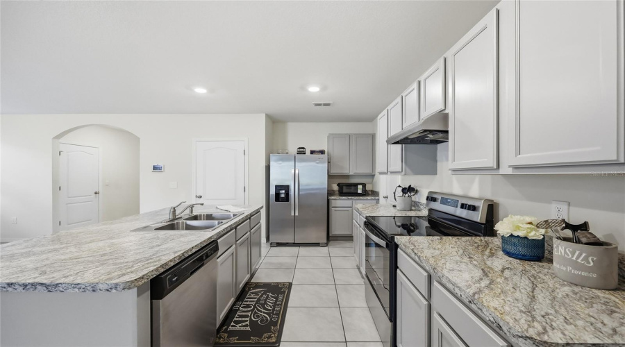 DAVENPORT, Florida 33837, 5 Bedrooms Bedrooms, ,3 BathroomsBathrooms,Residential,For Sale,CHINOY,0,MFRO6375553