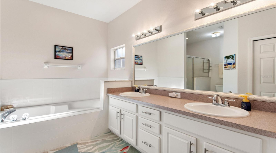 Primary en suite bathroom