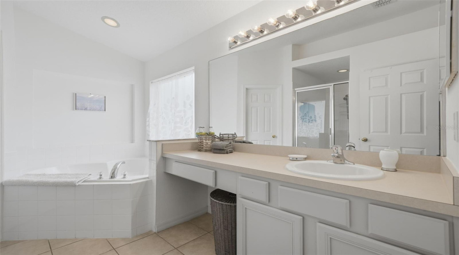 KISSIMMEE, Florida 34746, 4 Bedrooms Bedrooms, ,2 BathroomsBathrooms,Residential,For Sale,BAREFOOT BEACH,0,MFRO6415529