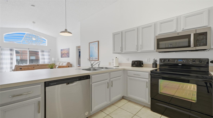 KISSIMMEE, Florida 34746, 4 Bedrooms Bedrooms, ,2 BathroomsBathrooms,Residential,For Sale,BAREFOOT BEACH,0,MFRO6415529