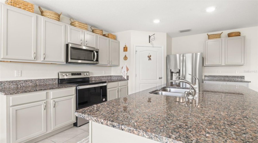 DAVENPORT, Florida 33837, 5 Bedrooms Bedrooms, ,3 BathroomsBathrooms,Residential,For Sale,RED HILL,0,MFRA4696834
