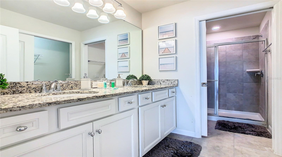 DAVENPORT, Florida 33837, 5 Bedrooms Bedrooms, ,4 BathroomsBathrooms,Residential,For Sale,OAK SPRING,0,MFRA4696829