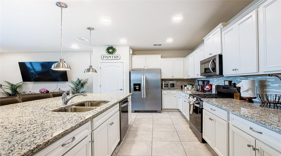 DAVENPORT, Florida 33837, 5 Bedrooms Bedrooms, ,4 BathroomsBathrooms,Residential,For Sale,OAK SPRING,0,MFRA4696829
