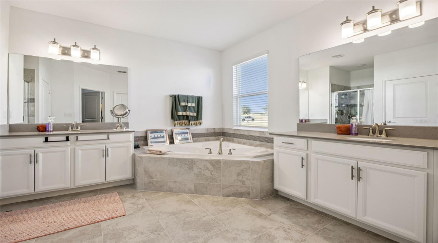 DAVENPORT, Florida 33896, 5 Bedrooms Bedrooms, ,4 BathroomsBathrooms,Residential,For Sale,OLYMPIC CLUB,0,MFRS5142329